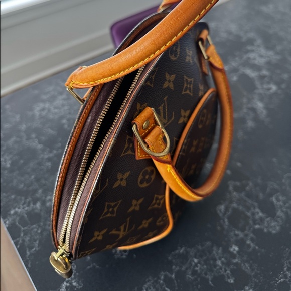 Authentic Louis Vuitton Ellipse MM Monogram Bag - Picture 8 of 14